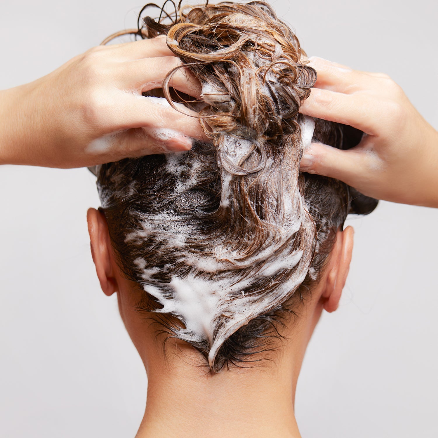 Model rubbing Silica Purifying Shampoo in their hair