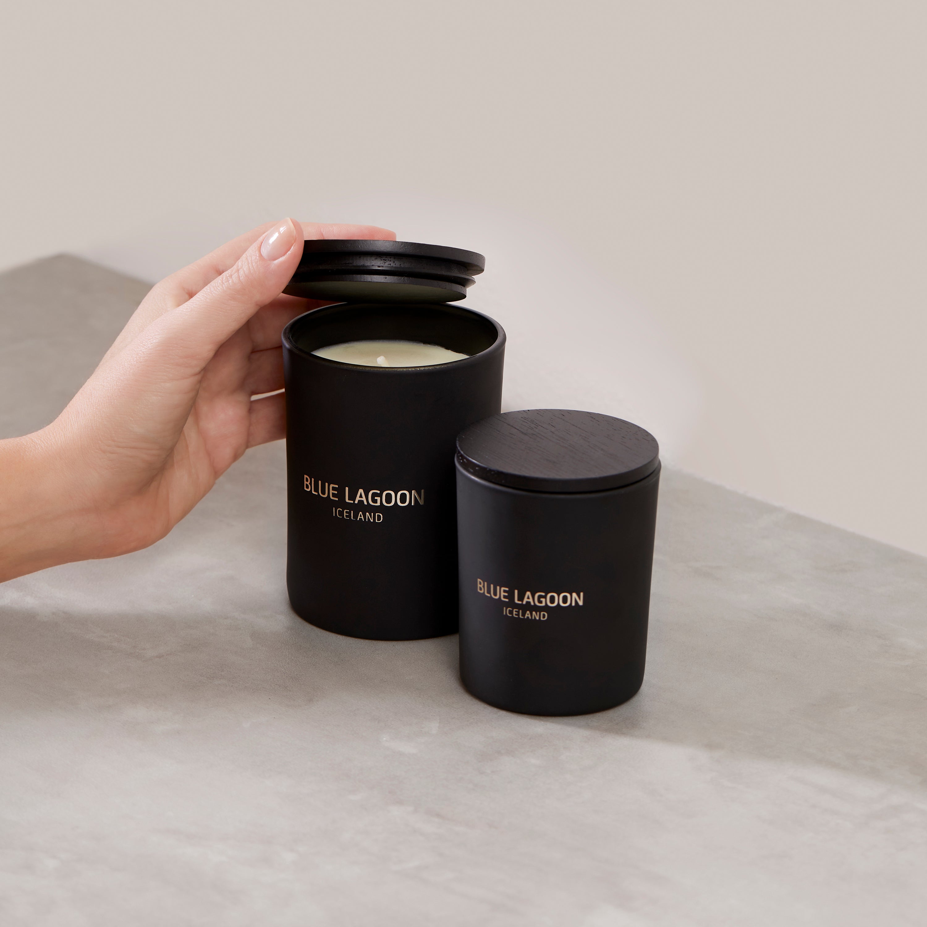 Model opening Scented Candle